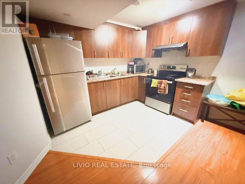 55 Peachleaf Crescent, Brampton, Ontario  L7A 2B4 - Photo 4 - W12636538