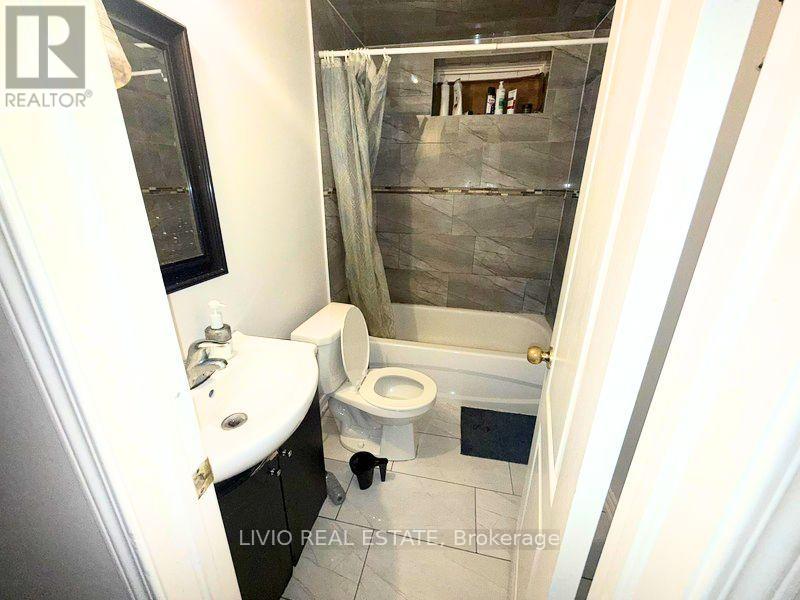 55 Peachleaf Crescent, Brampton, Ontario  L7A 2B4 - Photo 6 - W12636538