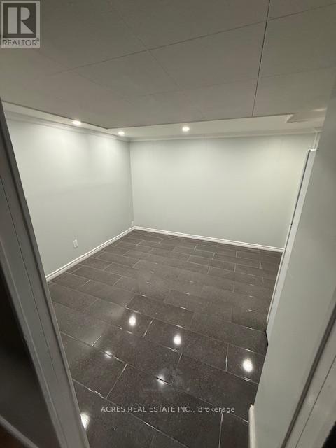 31 Sledman Street, Mississauga, Ontario  L4T 1K6 - Photo 3 - W12633006