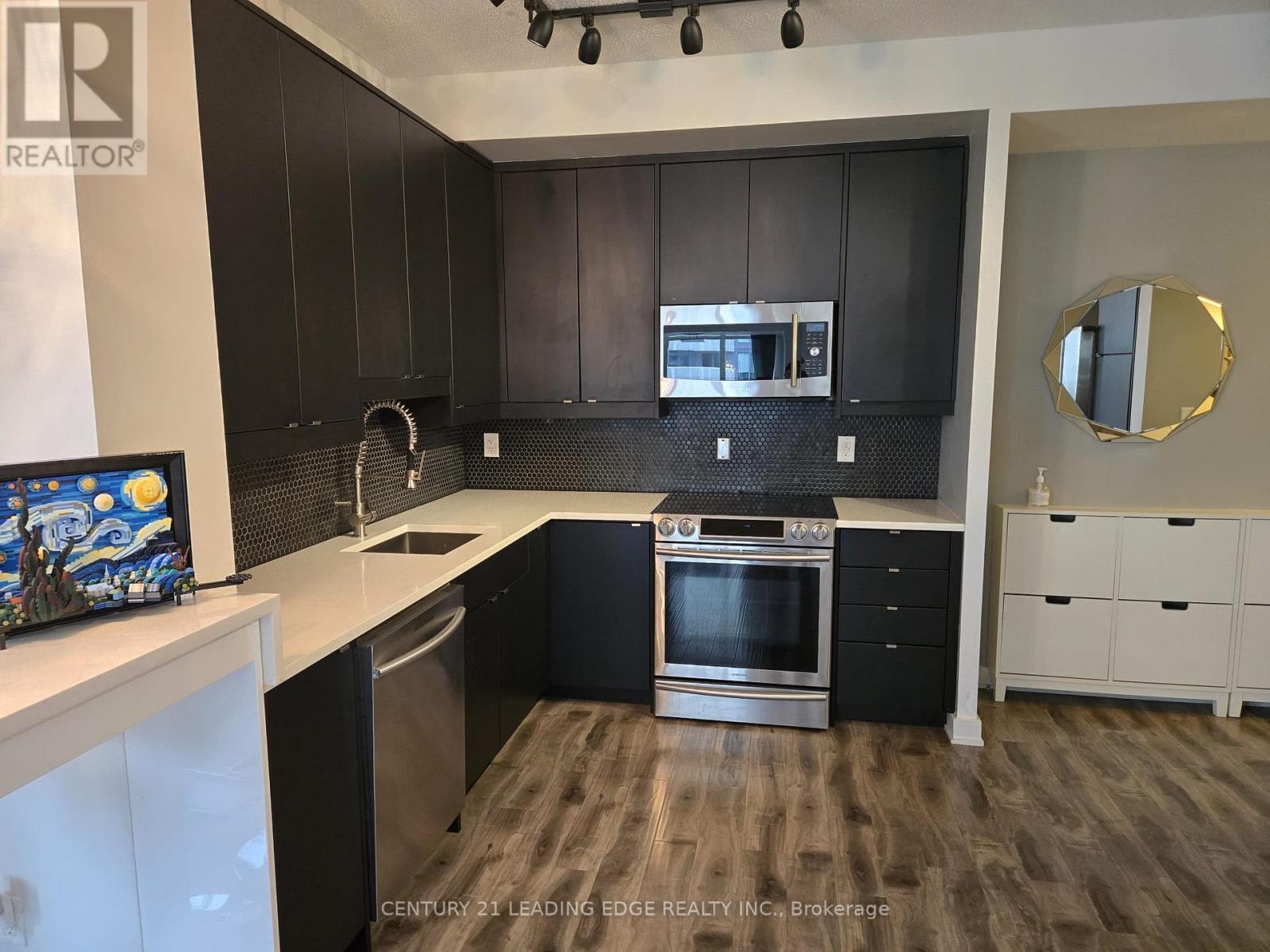 2402 - 4070 Confederation Parkway, Mississauga, Ontario  L5B 0E9 - Photo 2 - W12636680