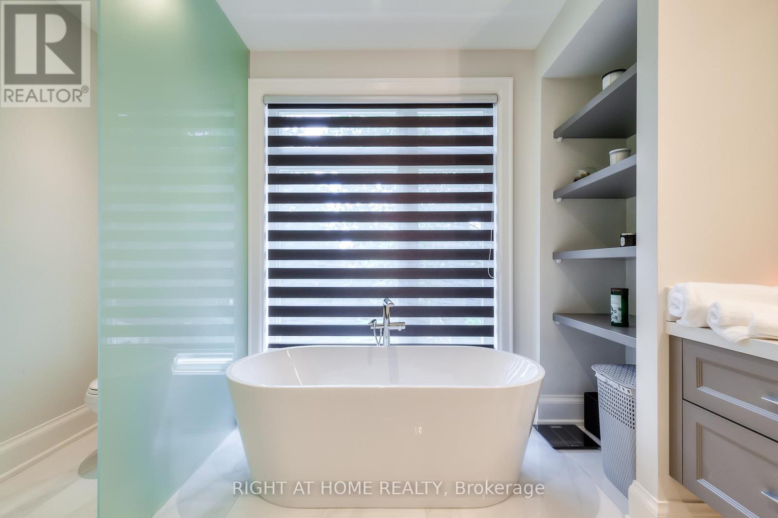 124 Shaver Avenue N, Toronto, Ontario  M9B 4N8 - Photo 12 - W12636706