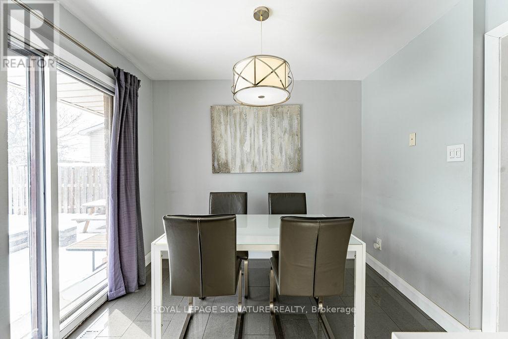 25 Hun Crescent, Toronto, Ontario  M9V 4G3 - Photo 10 - W12636708