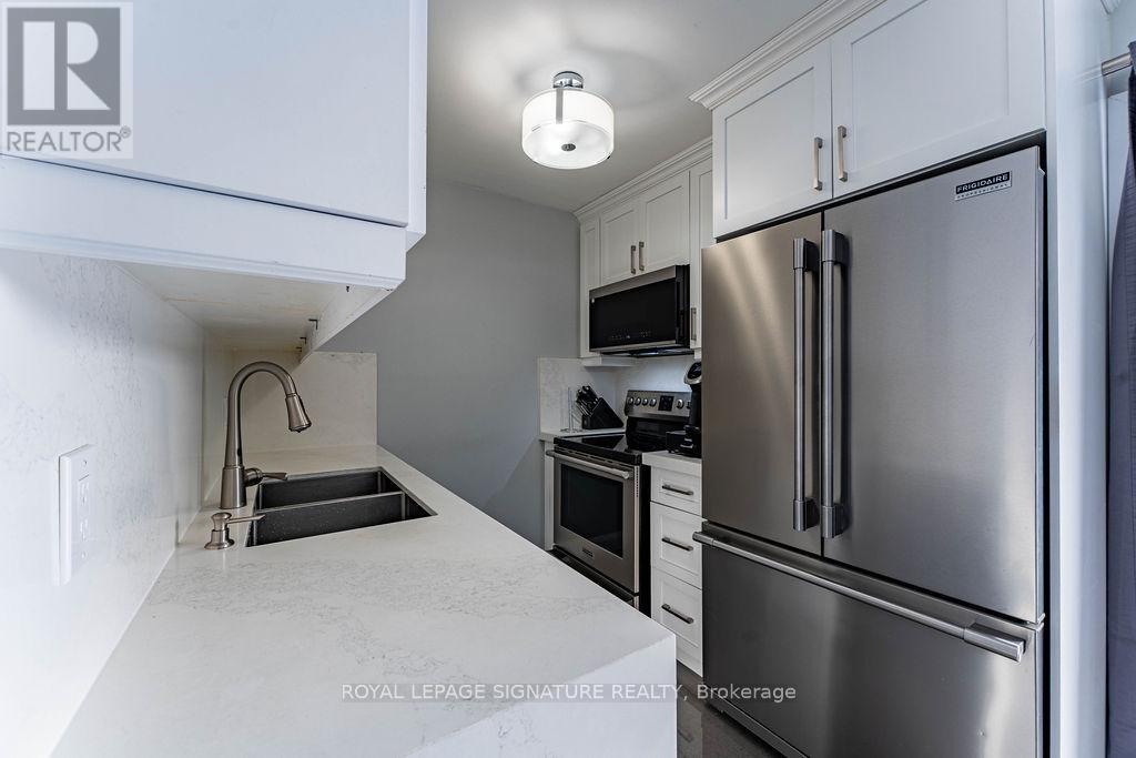 25 Hun Crescent, Toronto, Ontario  M9V 4G3 - Photo 11 - W12636708