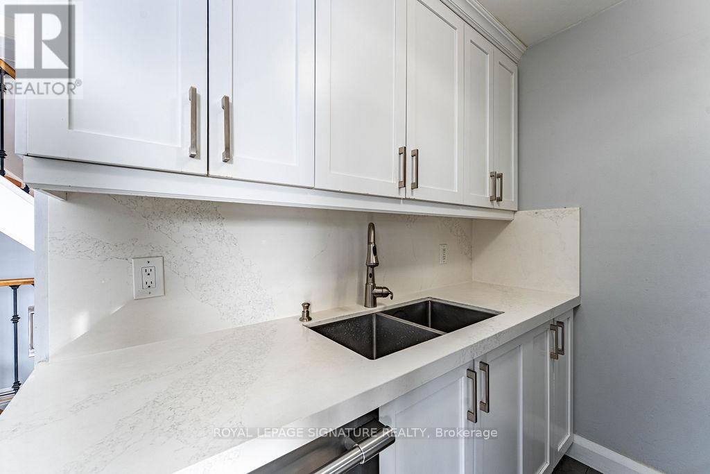 25 Hun Crescent, Toronto, Ontario  M9V 4G3 - Photo 13 - W12636708