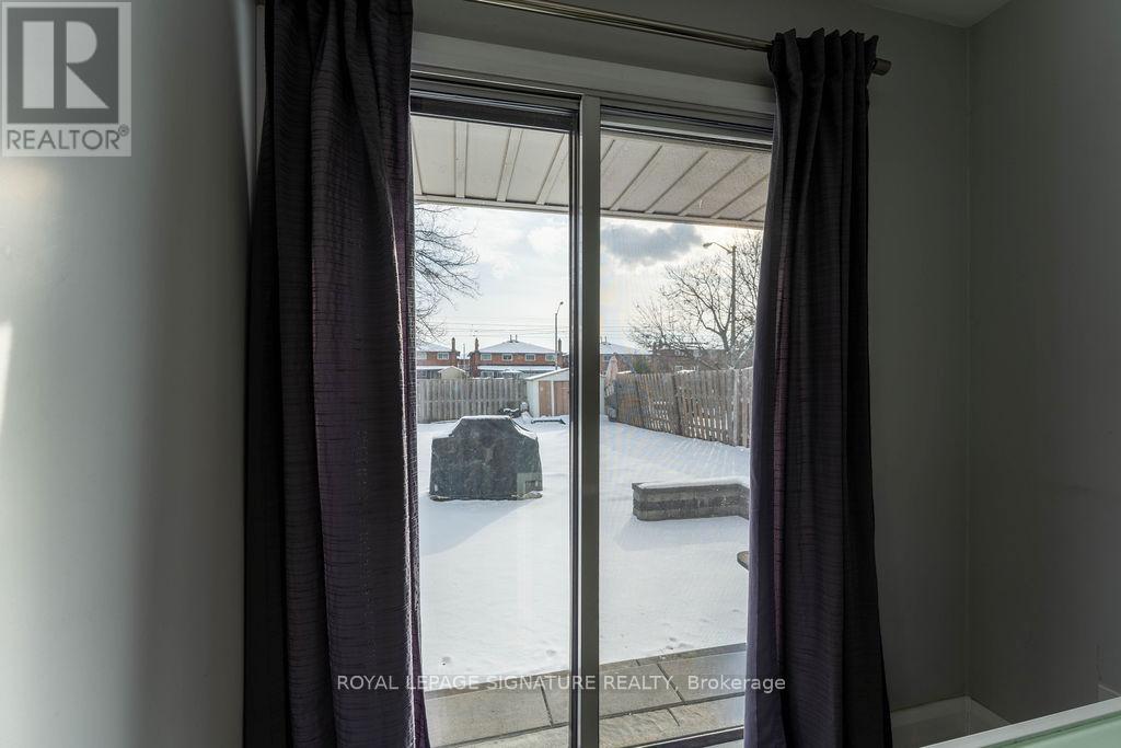 25 Hun Crescent, Toronto, Ontario  M9V 4G3 - Photo 14 - W12636708