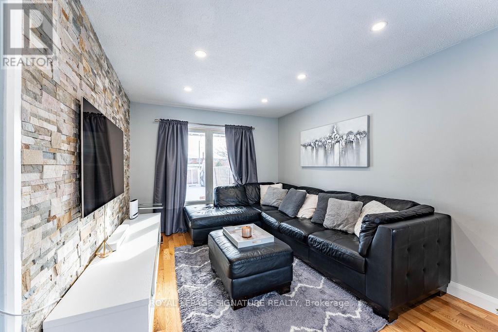 25 Hun Crescent, Toronto, Ontario  M9V 4G3 - Photo 15 - W12636708