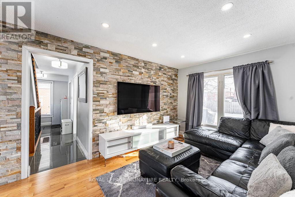 25 Hun Crescent, Toronto, Ontario  M9V 4G3 - Photo 17 - W12636708