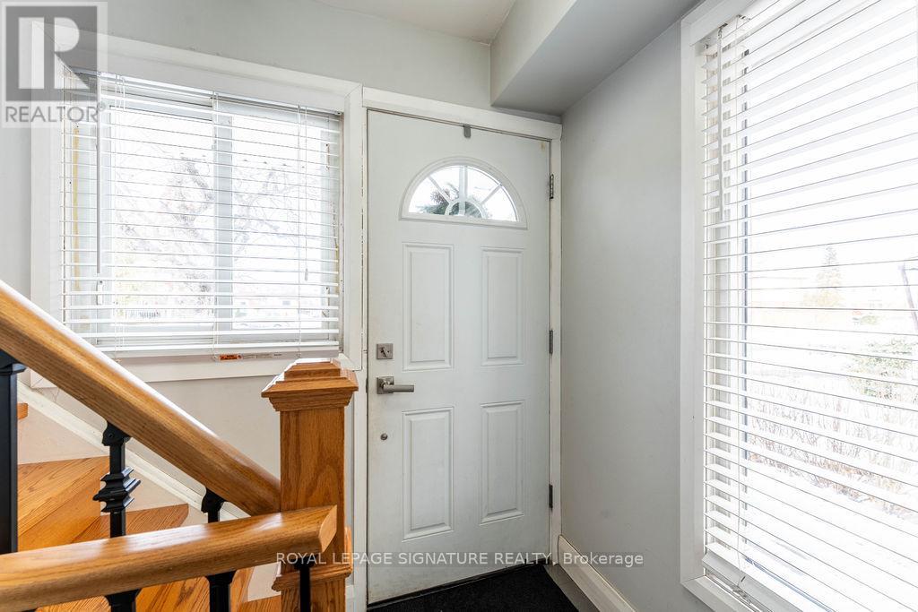 25 Hun Crescent, Toronto, Ontario  M9V 4G3 - Photo 2 - W12636708