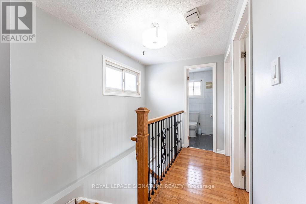 25 Hun Crescent, Toronto, Ontario  M9V 4G3 - Photo 22 - W12636708