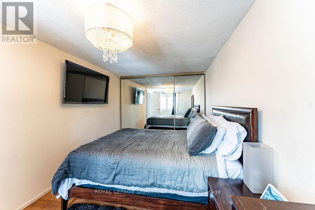 25 Hun Crescent, Toronto, Ontario  M9V 4G3 - Photo 24 - W12636708