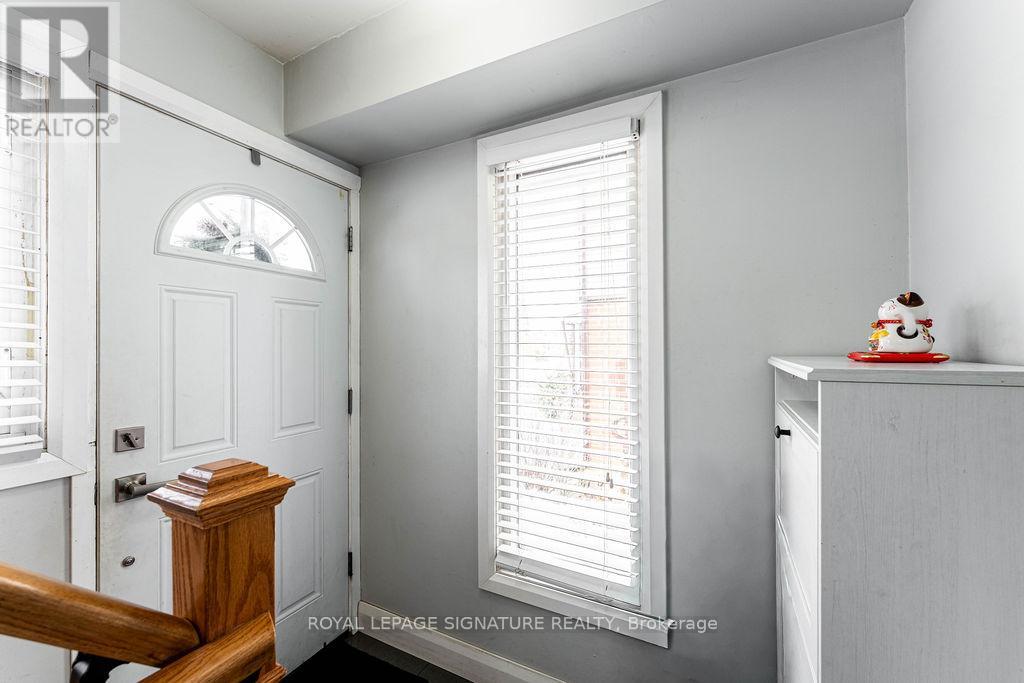 25 Hun Crescent, Toronto, Ontario  M9V 4G3 - Photo 3 - W12636708