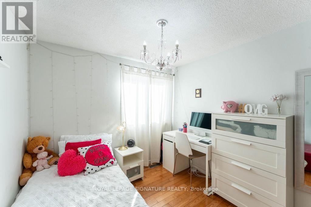 25 Hun Crescent, Toronto, Ontario  M9V 4G3 - Photo 31 - W12636708