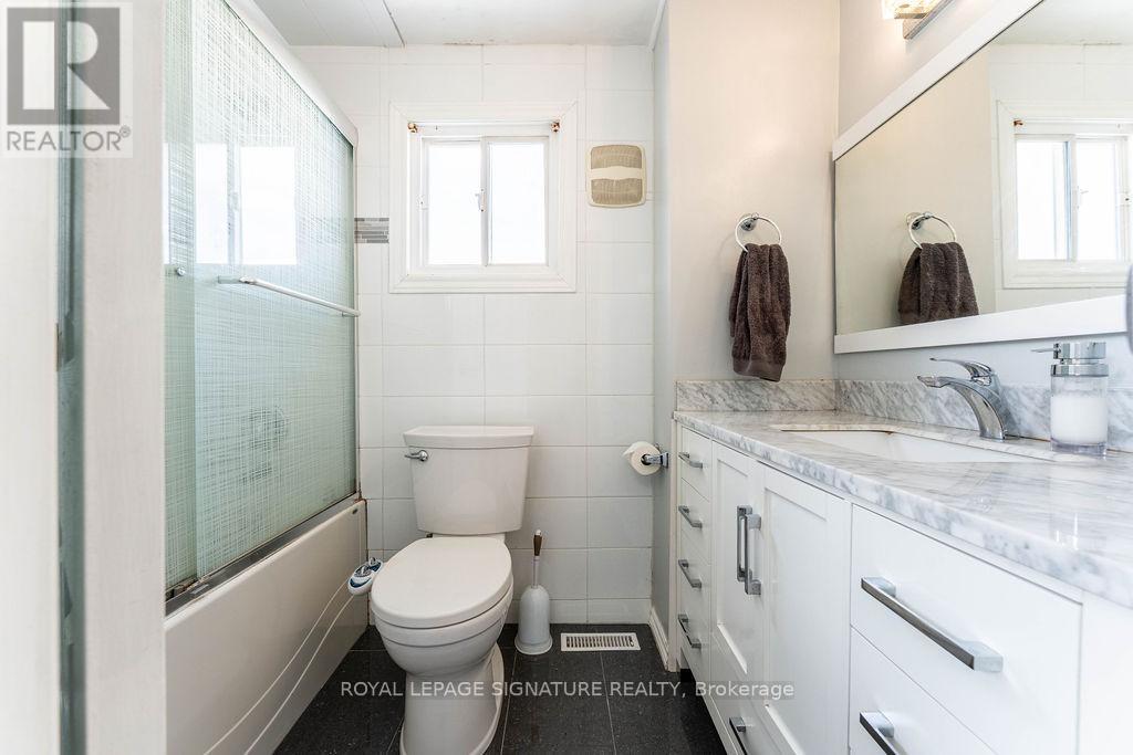 25 Hun Crescent, Toronto, Ontario  M9V 4G3 - Photo 32 - W12636708