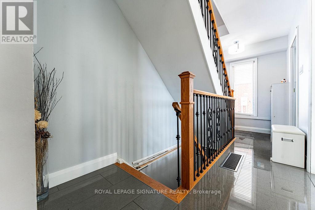 25 Hun Crescent, Toronto, Ontario  M9V 4G3 - Photo 34 - W12636708