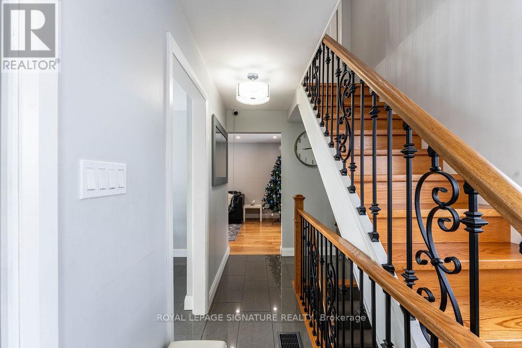25 Hun Crescent, Toronto, Ontario  M9V 4G3 - Photo 5 - W12636708