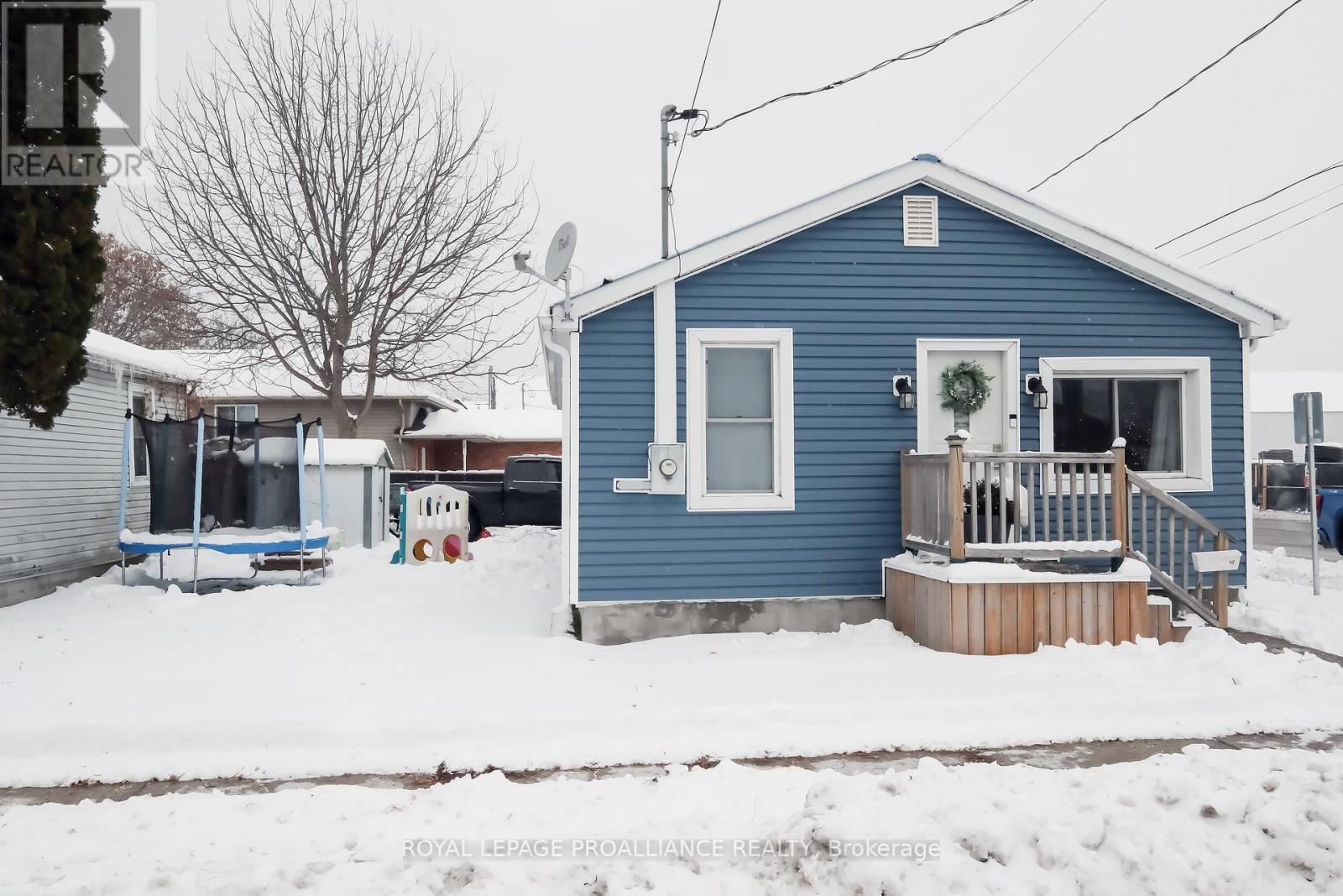 48 Bentinck Street W, Quinte West, Ontario  K8V 4E3 - Photo 2 - X12636830