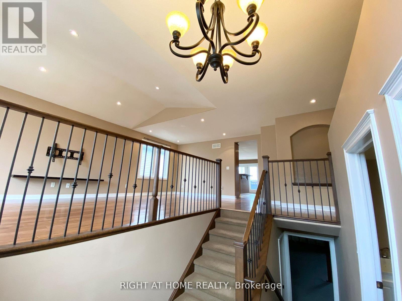 3640 Weinbrenner Road, Niagara Falls, Ontario  L2G 7Y4 - Photo 2 - X12636694