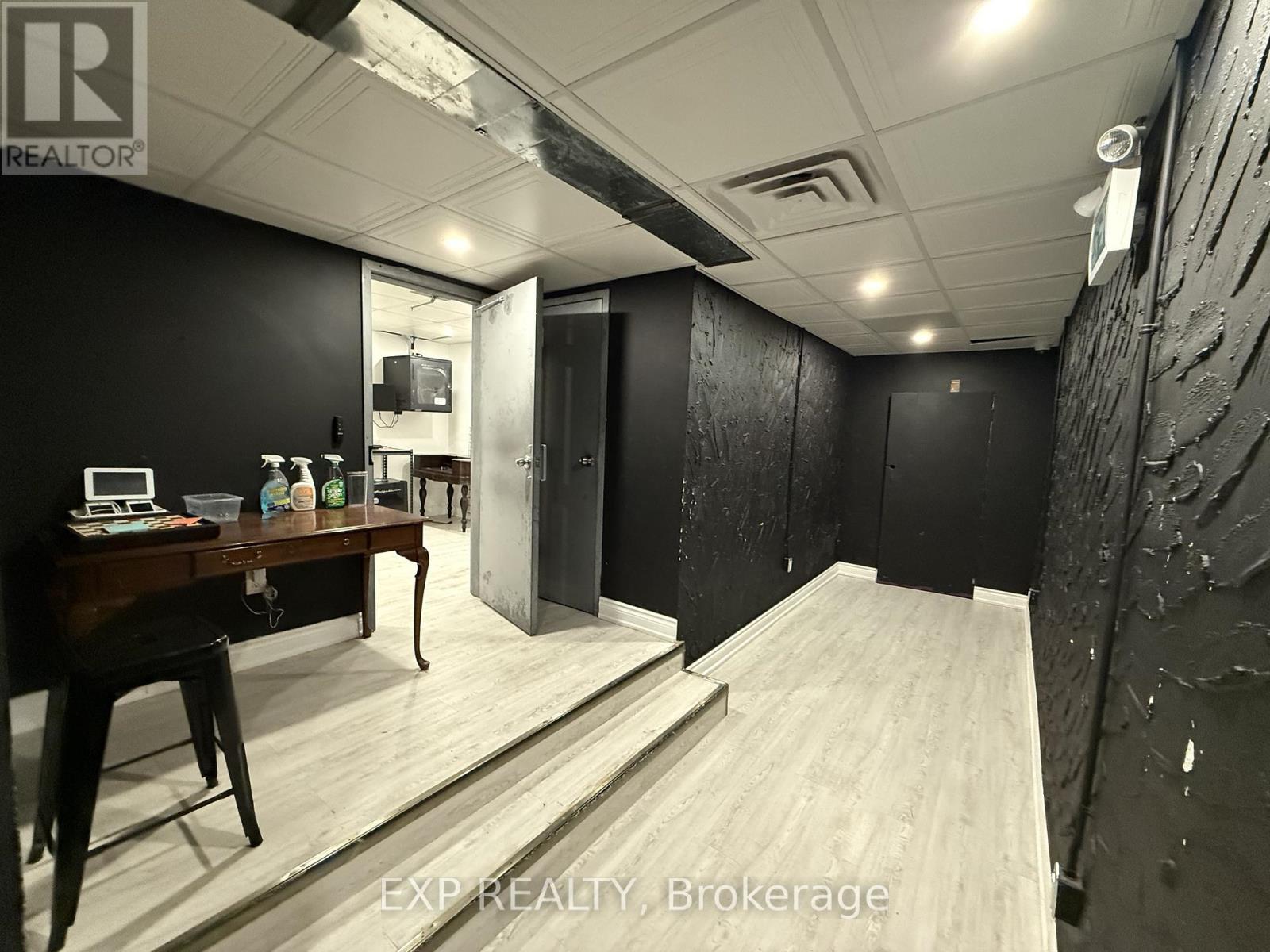 4665 Queen Street, Niagara Falls, Ontario  L2E 2L9 - Photo 9 - X12607588