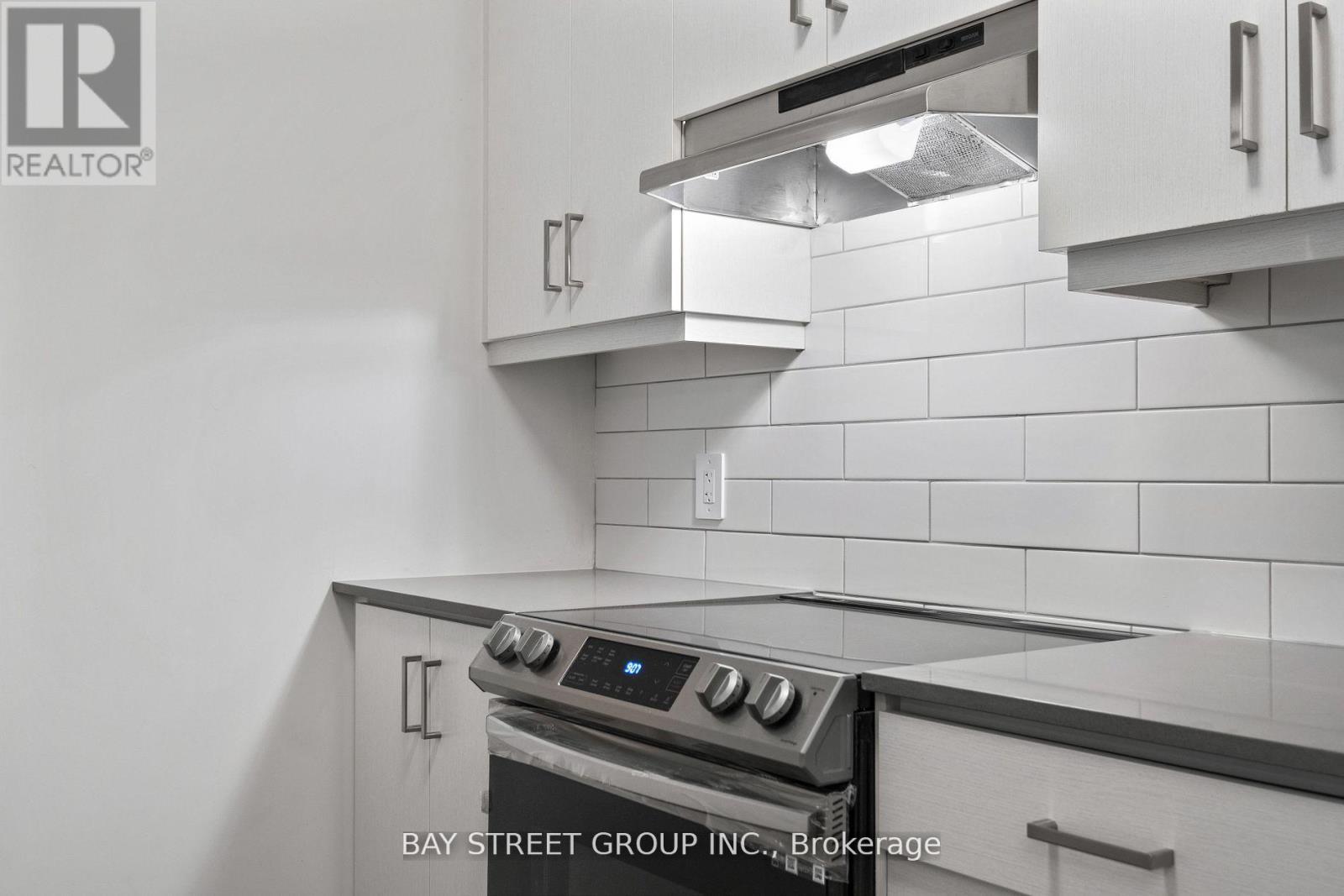 57 - 31 Honeycrisp Crescent, Vaughan, Ontario  L4K 0N6 - Photo 10 - N12636836