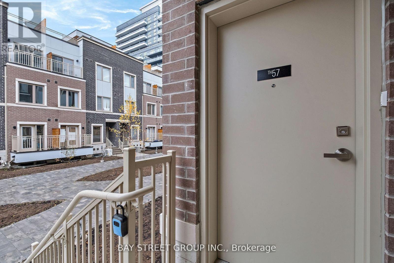 57 - 31 Honeycrisp Crescent, Vaughan, Ontario  L4K 0N6 - Photo 2 - N12636836