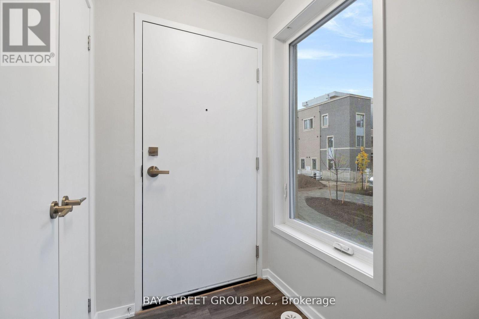 57 - 31 Honeycrisp Crescent, Vaughan, Ontario  L4K 0N6 - Photo 3 - N12636836