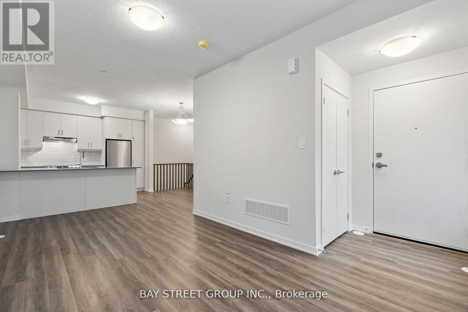 57 - 31 Honeycrisp Crescent, Vaughan, Ontario  L4K 0N6 - Photo 4 - N12636836