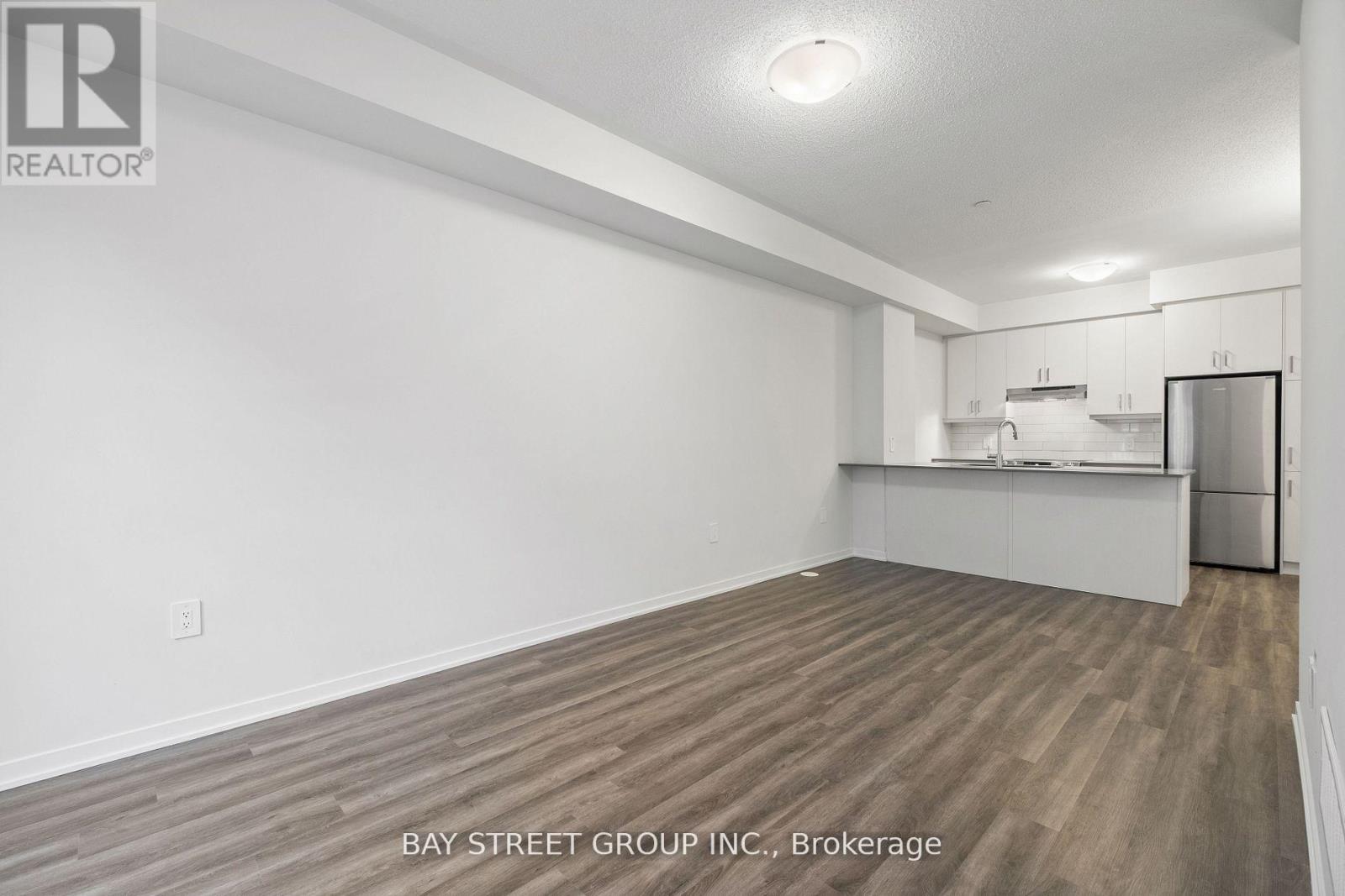 57 - 31 Honeycrisp Crescent, Vaughan, Ontario  L4K 0N6 - Photo 5 - N12636836