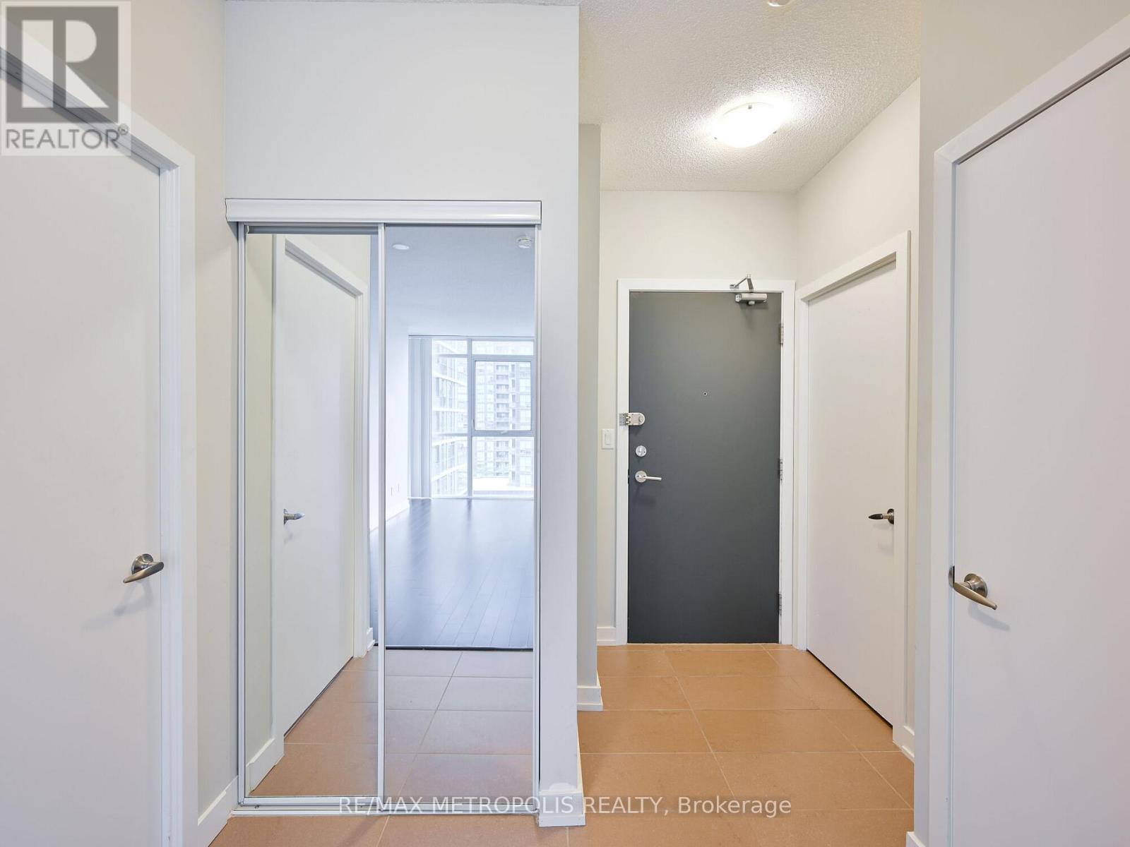 1004 - 4070 Confederation Parkway, Mississauga, Ontario  L5B 0E9 - Photo 5 - W12636786