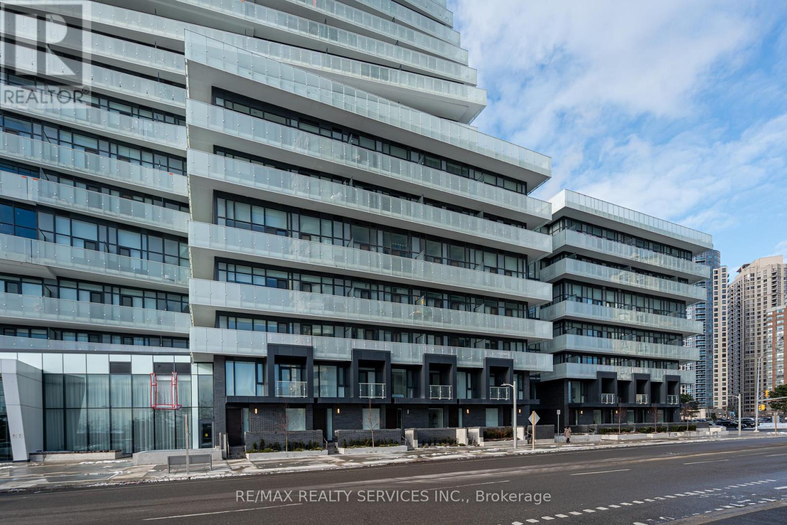 415 Webb Drive, Mississauga, Ontario  L5B 0M4 - Photo 5 - W12636848