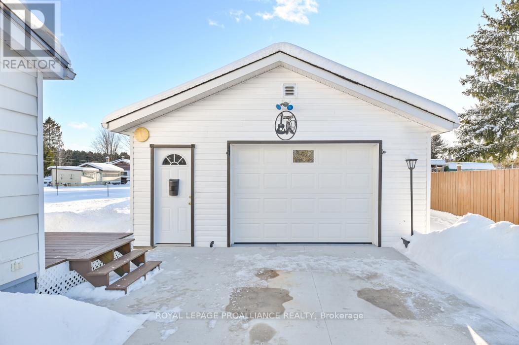 36 Jones Street, Addington Highlands, Ontario  K0H 1P0 - Photo 3 - X12461304