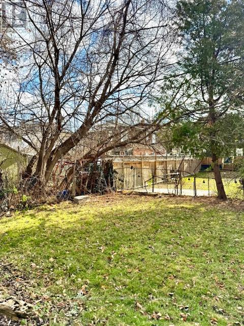 Upper - 115 Torrens Avenue, Toronto, Ontario  M4J 2P6 - Photo 15 - E12636912