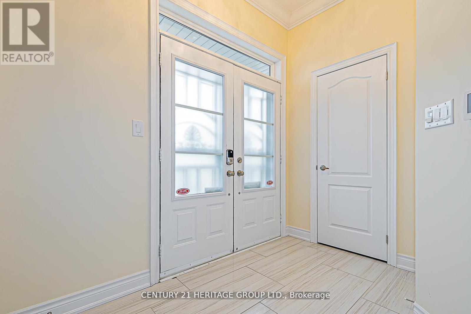 2 Roy Harper Avenue, Aurora, Ontario  L4G 0V4 - Photo 4 - N12636940