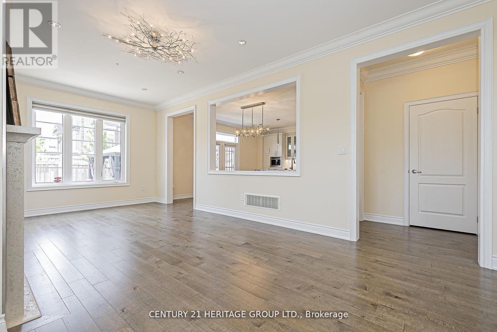 2 Roy Harper Avenue, Aurora, Ontario  L4G 0V4 - Photo 9 - N12636940