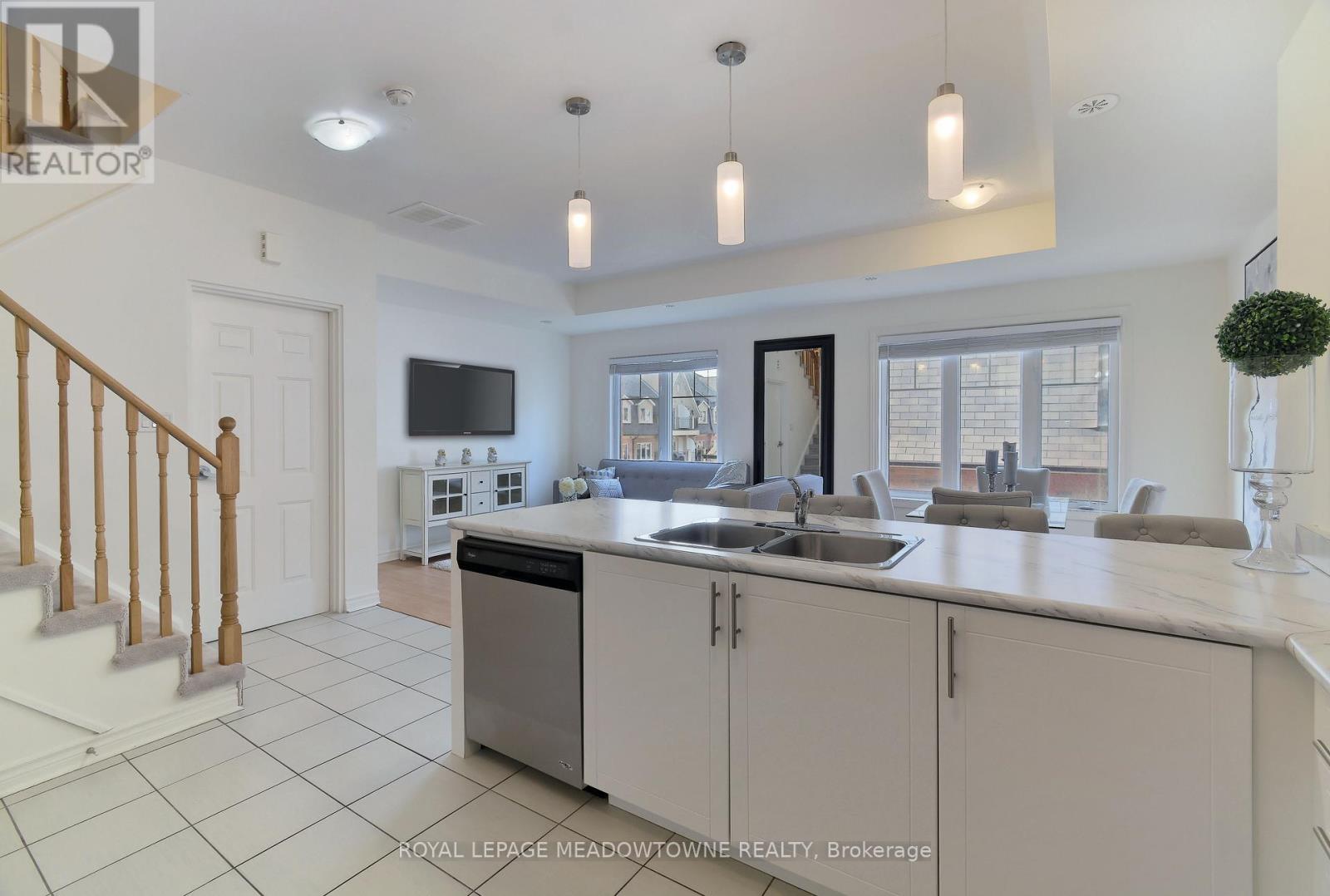 1704 - 2420 Baronwood Drive, Oakville, Ontario  L6M 0J7 - Photo 8 - W12636918