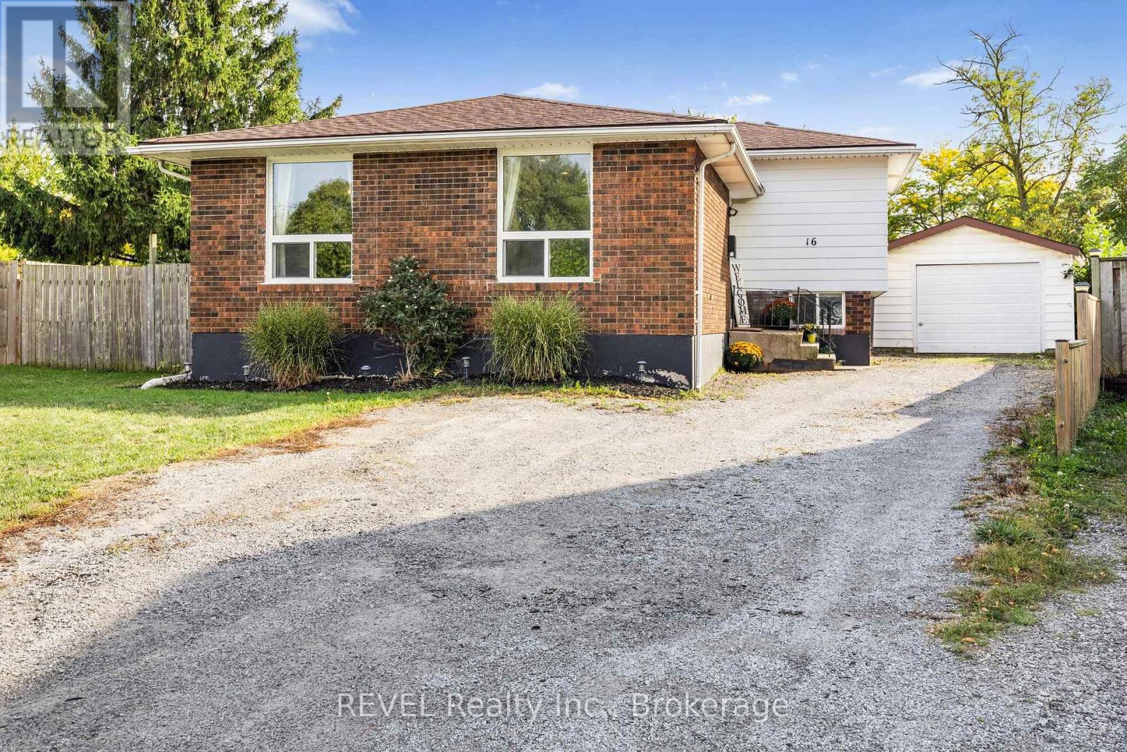 16 Roxborough Court, St. Catharines, Ontario L2M 6E3 - Photo 1 - X12425175