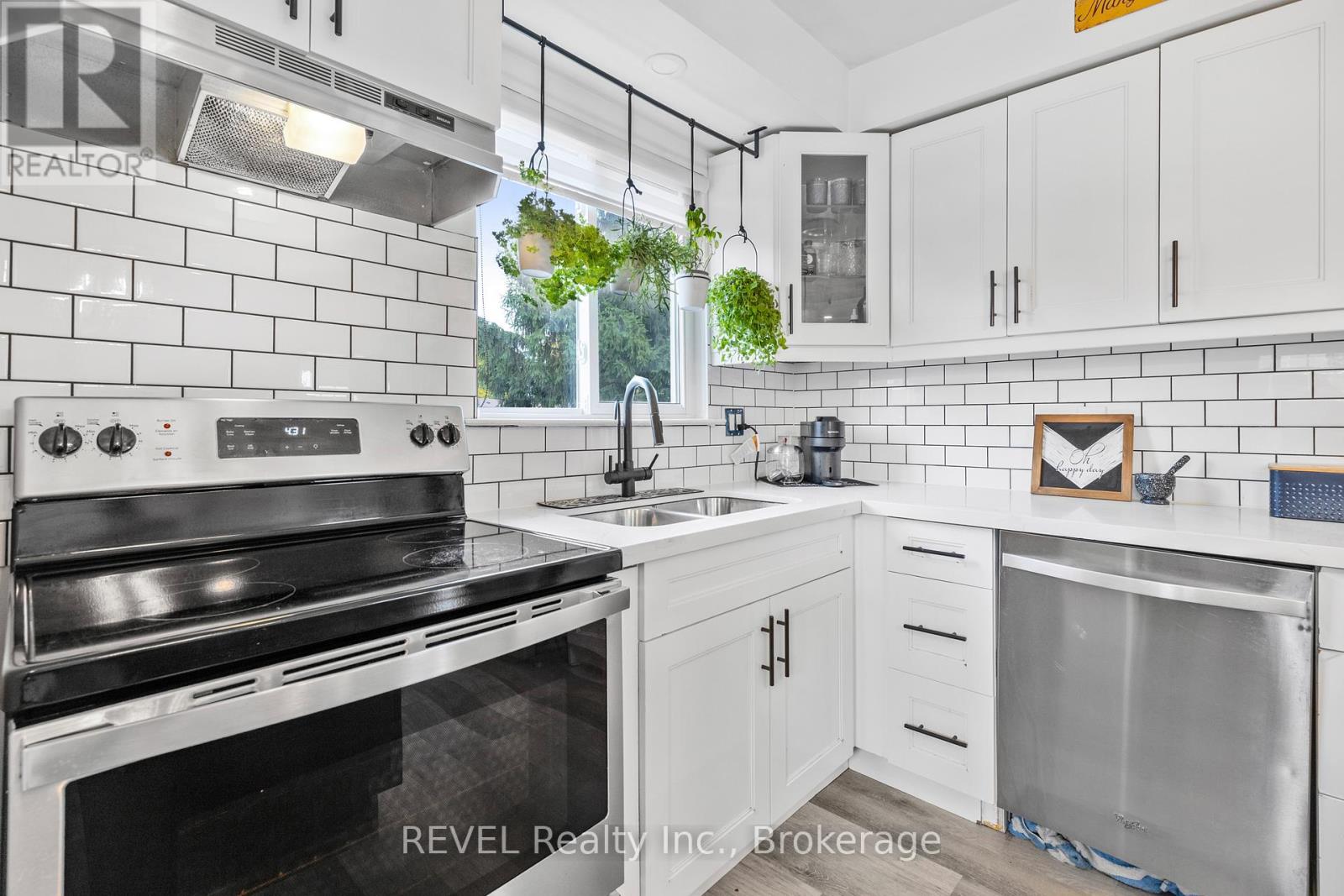 16 Roxborough Court, St. Catharines, Ontario L2M 6E3 - Photo 21 - X12425175