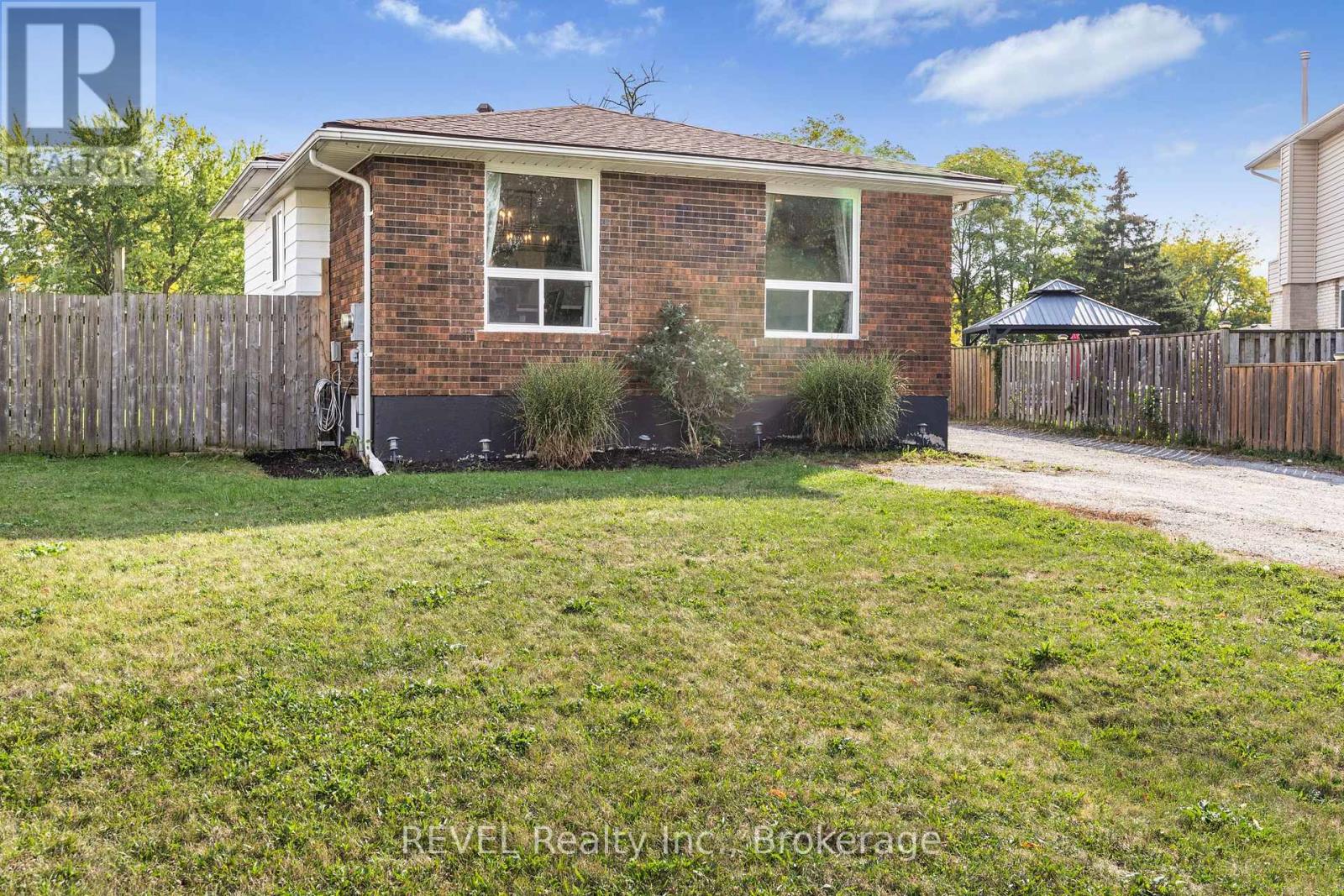 16 Roxborough Court, St. Catharines, Ontario L2M 6E3 - Photo 3 - X12425175