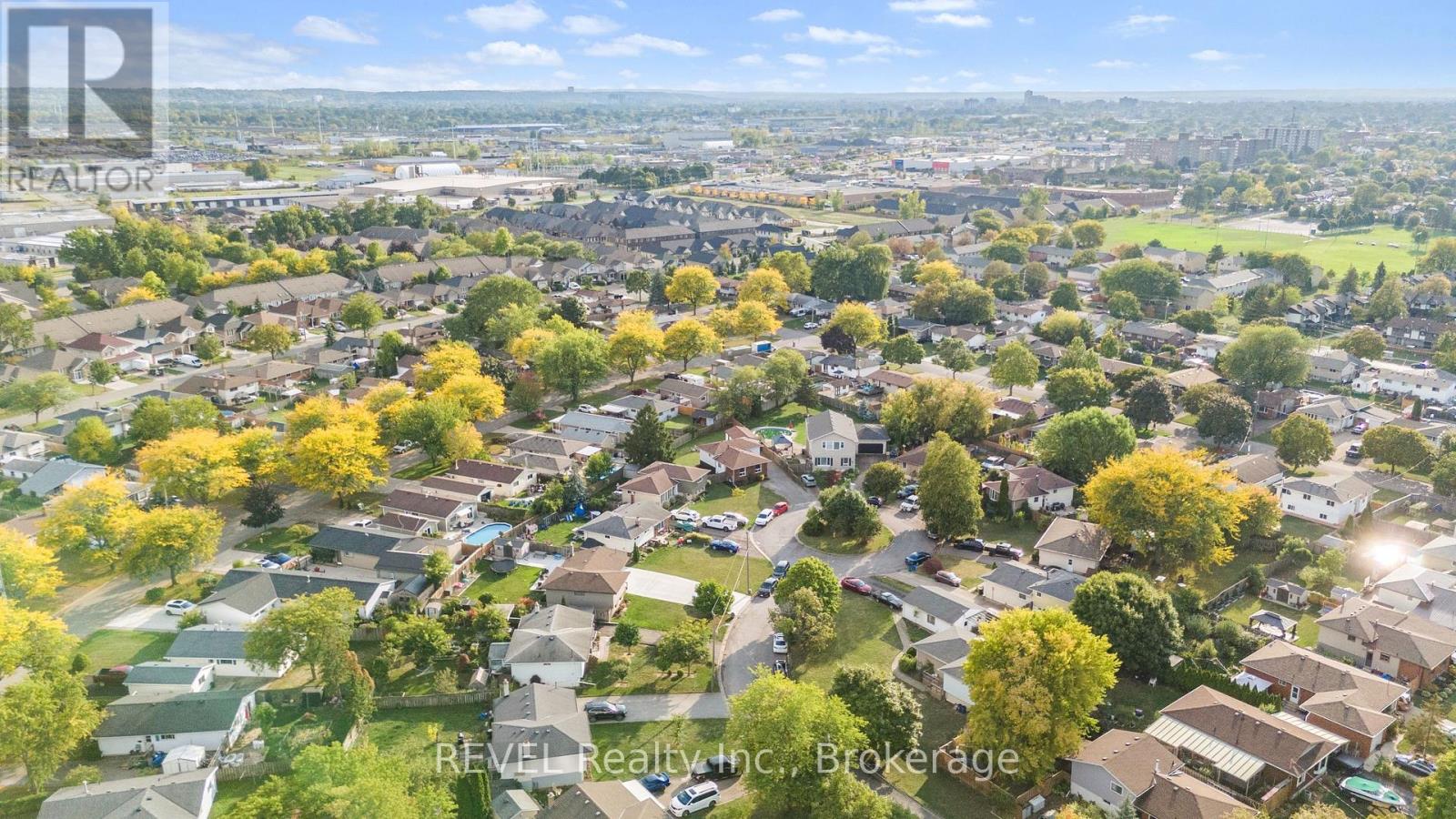 16 Roxborough Court, St. Catharines, Ontario L2M 6E3 - Photo 8 - X12425175