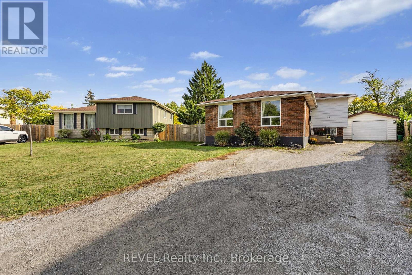 16 Roxborough Court, St. Catharines, Ontario L2M 6E3 - Photo 6 - X12425175