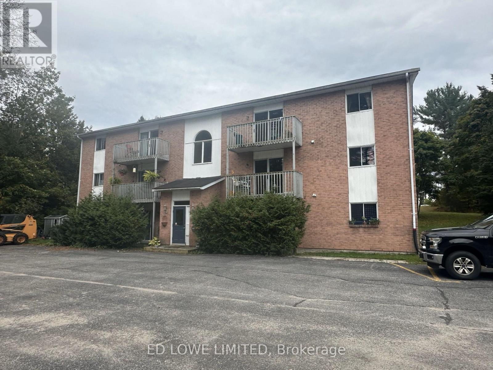 25 Alexandra Street, Bracebridge, Ontario  P1L 1H7 - Photo 2 - X12636902