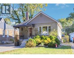 914 THOMPSON BOULEVARD, Windsor, Ontario