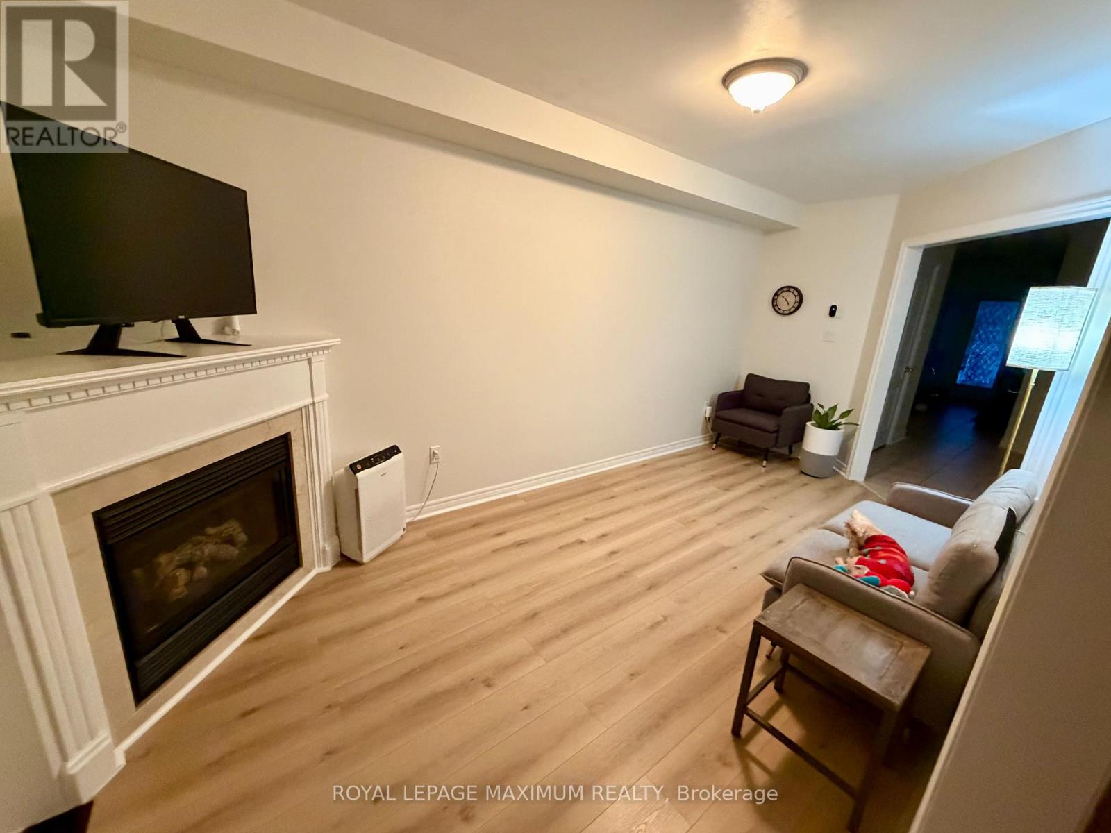 179 Warwick Crescent, Newmarket, Ontario  L3X 2S3 - Photo 5 - N12518476