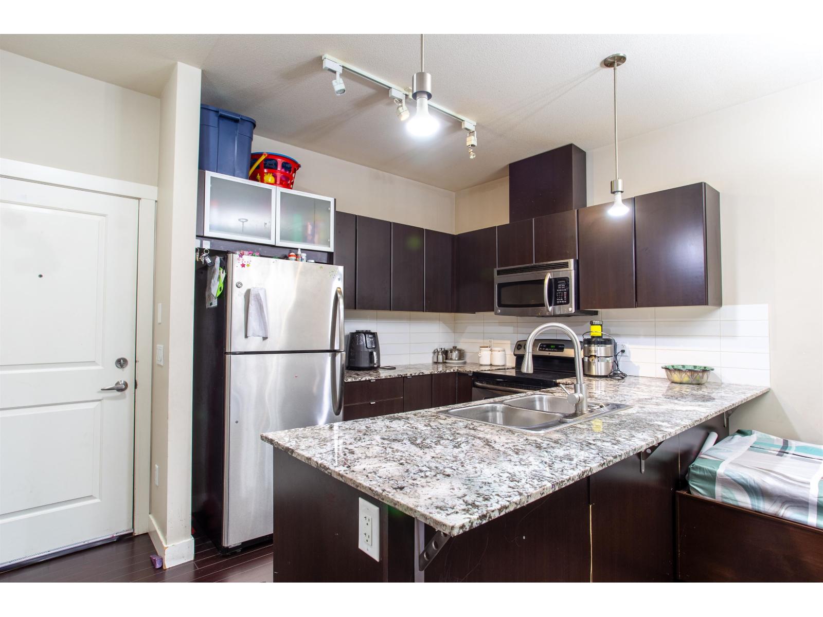 409 9655 KING GEORGE BOULEVARD, Surrey, British Columbia