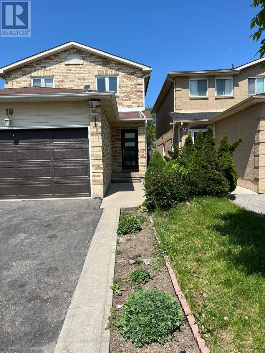 19 Muskoka Street, Brampton, Ontario  L6Z 3W3 - Photo 3 - W12637046