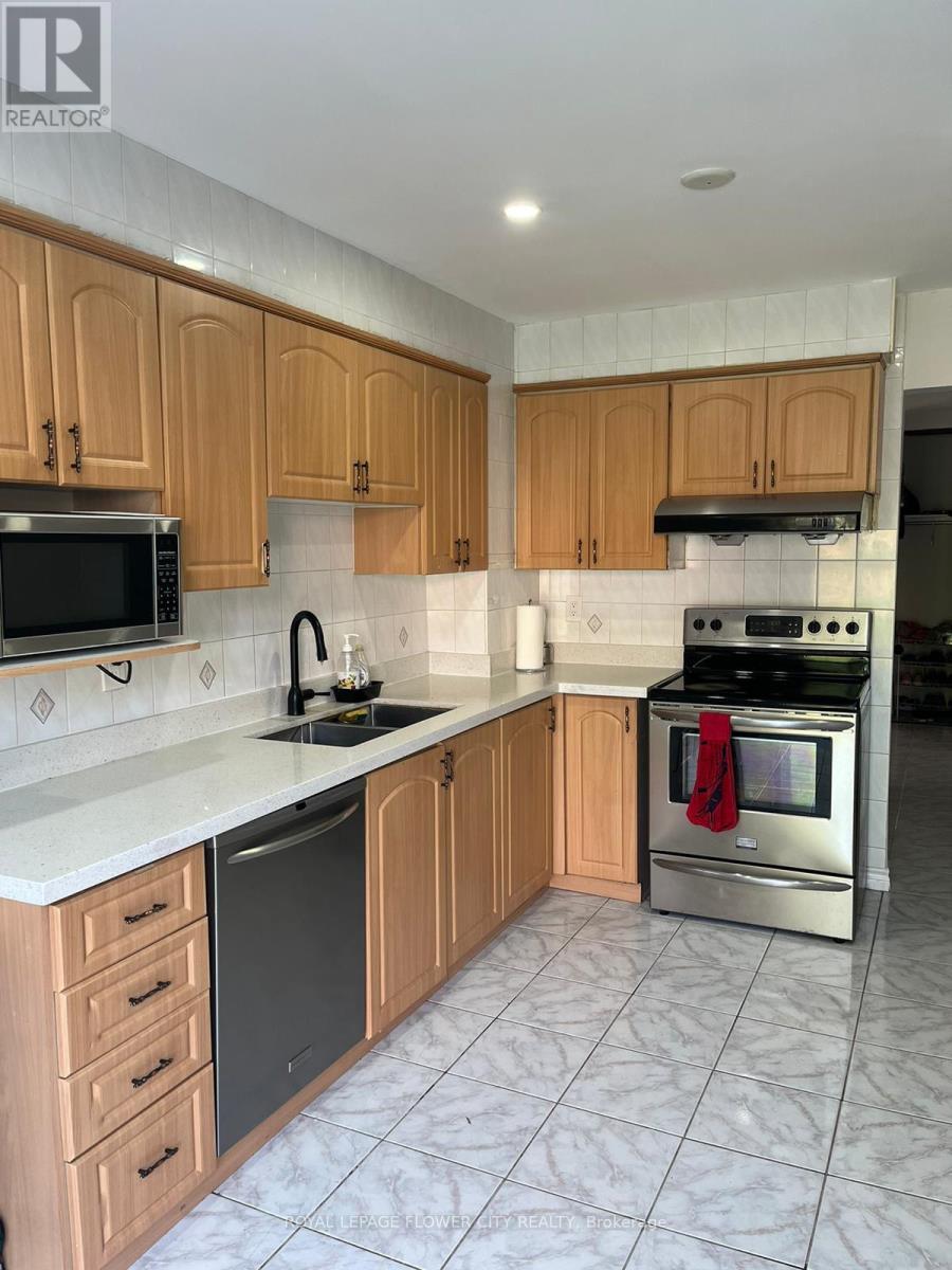 19 Muskoka Street, Brampton, Ontario  L6Z 3W3 - Photo 8 - W12637046