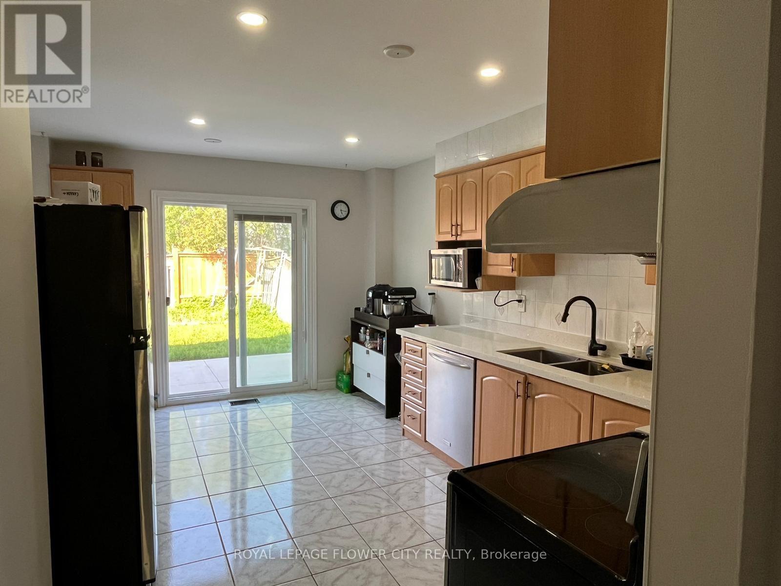 19 Muskoka Street, Brampton, Ontario  L6Z 3W3 - Photo 9 - W12637046