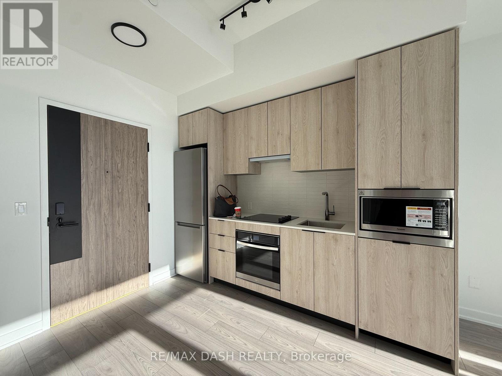 826 - 1007 The Queensway, Toronto, Ontario  M8Z 0H4 - Photo 2 - W12637066