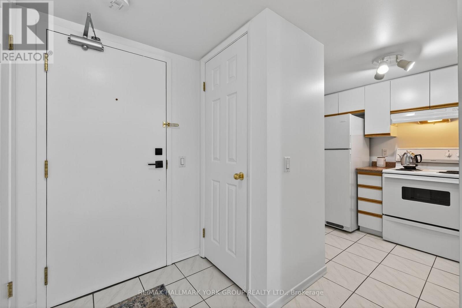 210 - 160 Wellington Street E, Aurora, Ontario  L4G 1J3 - Photo 10 - N12315207