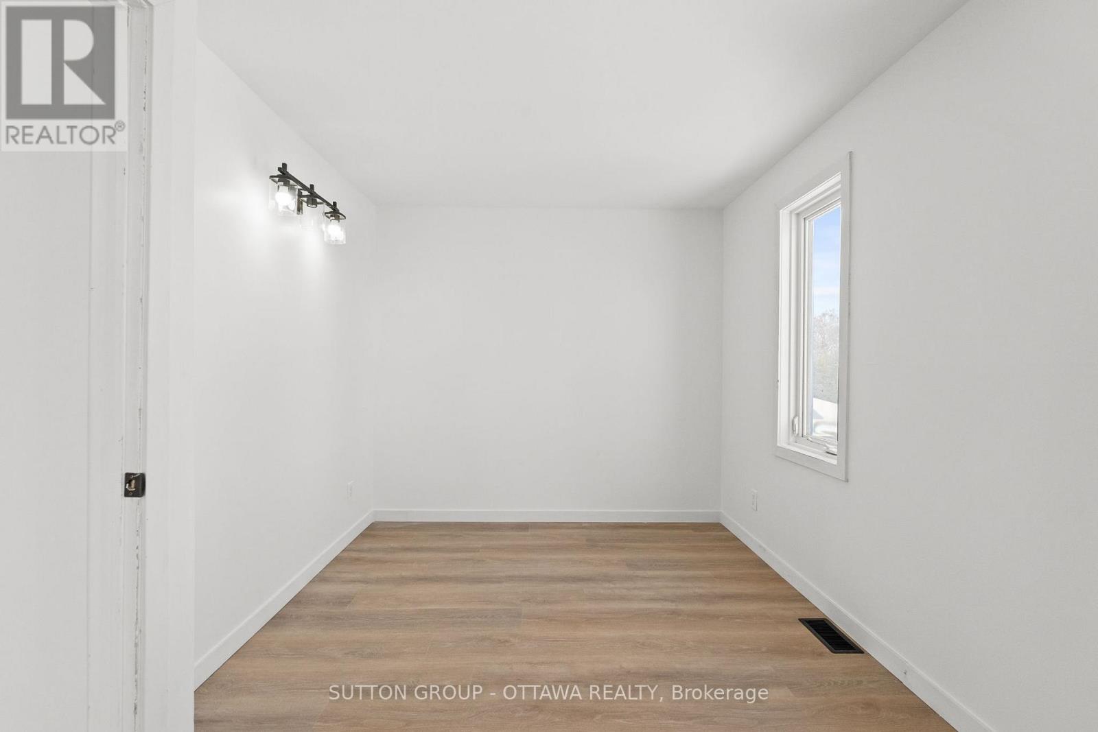 286 Mceachern Crescent, Ottawa, Ontario  K1E 3K3 - Photo 17 - X12637100