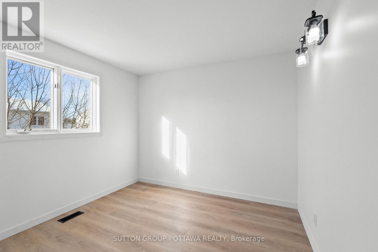 286 Mceachern Crescent, Ottawa, Ontario  K1E 3K3 - Photo 21 - X12637100